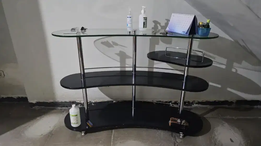 Meja kaca masih bagus sekali