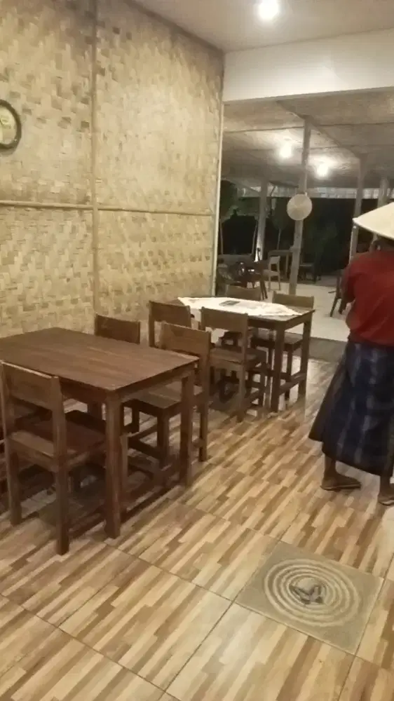 Meja makan dari kayu bernuansa jadul