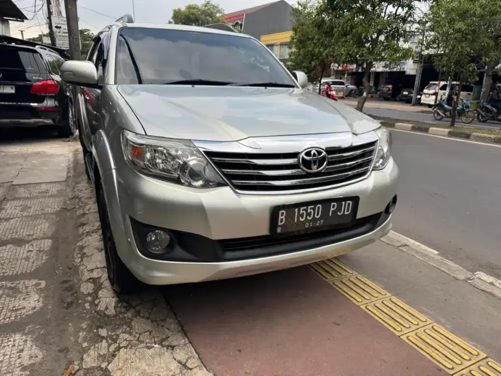 Toyota fortuner 2.7G lux th 2011 AT pajak on Siap pakai