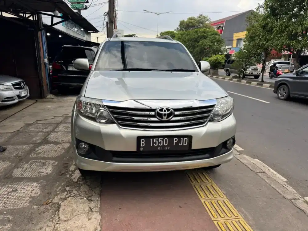 Toyota fortuner 2.7G lux th 2011 AT pajak on Siap pakai