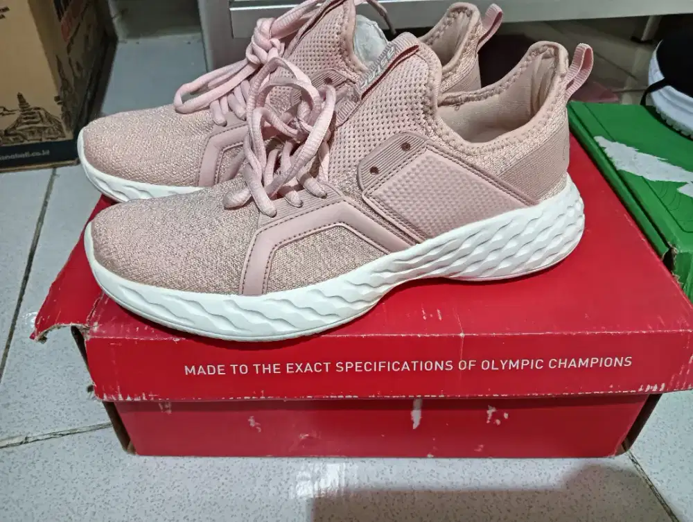 Sepatu olahraga/lari