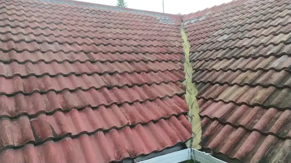 Tukang atap genteng mlorot, servis atap rembes, plafon jebol,