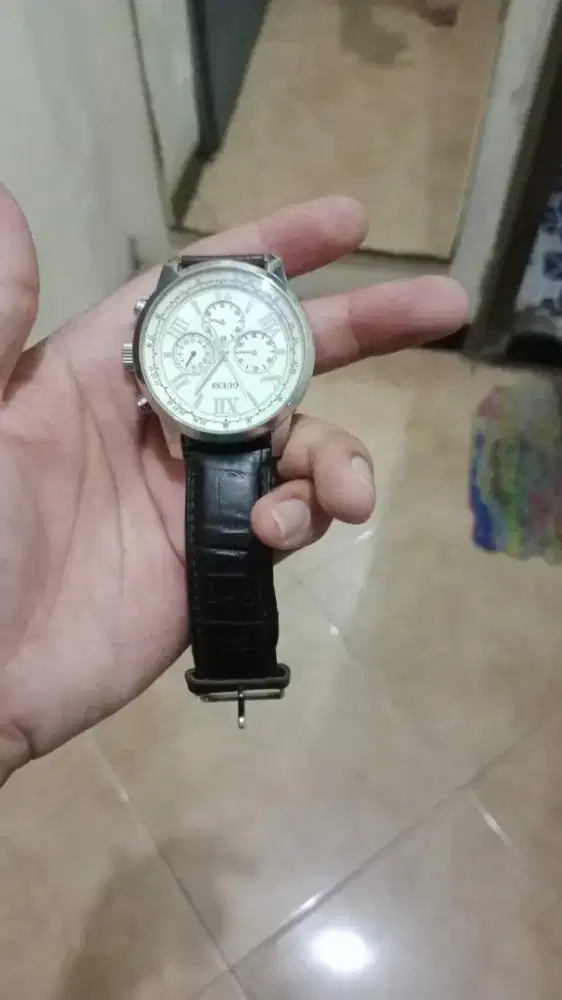 Jam tangan Pria Guess Chronograph Elegan Masih berfungsi normal