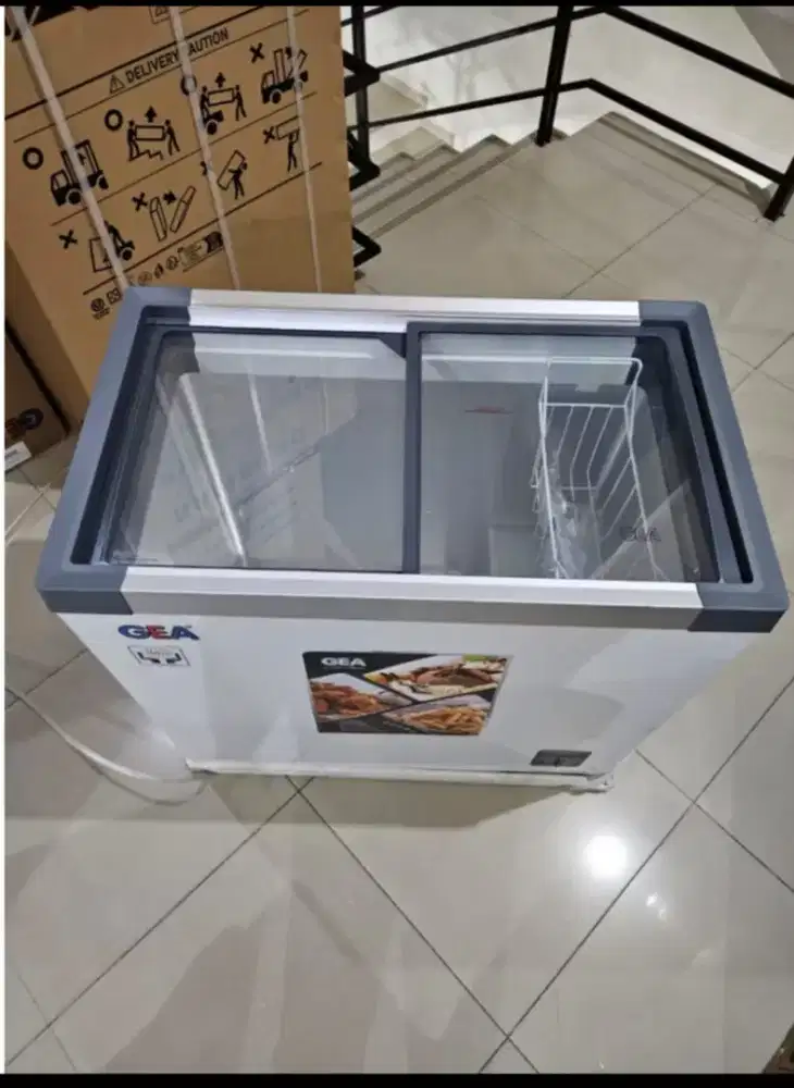 Frezer kaca 256Liter sliding flat