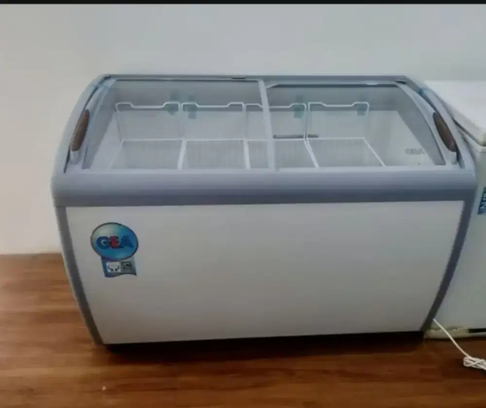 Frezer kaca gea 303liter sliding curve