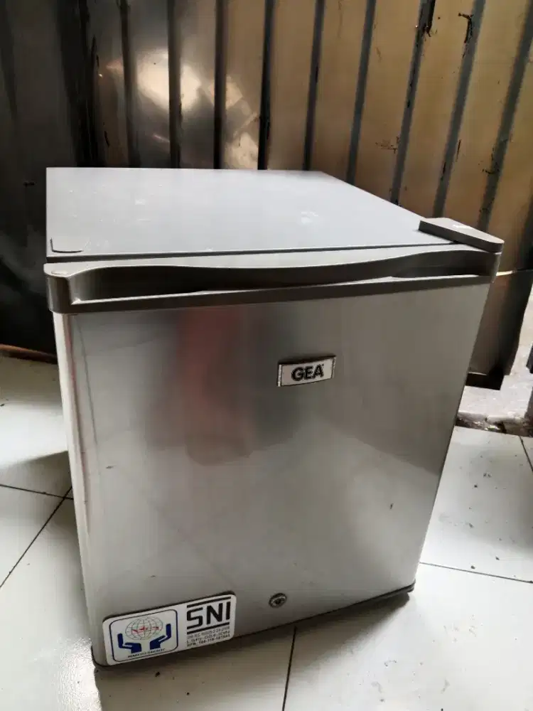 KULKAS MINIBAR GEA MULUS BEKU DINGIIN