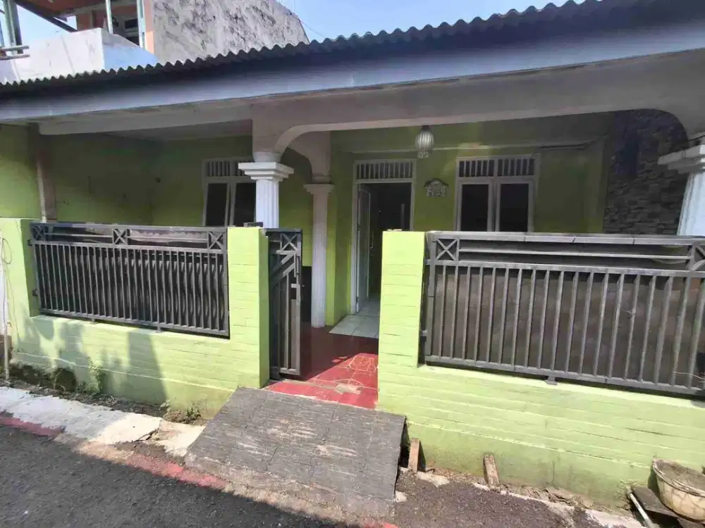 Rumah second Di tengah Pusat Kota Depok Harga Murah Dekat Stasiun Kereta dan Tol