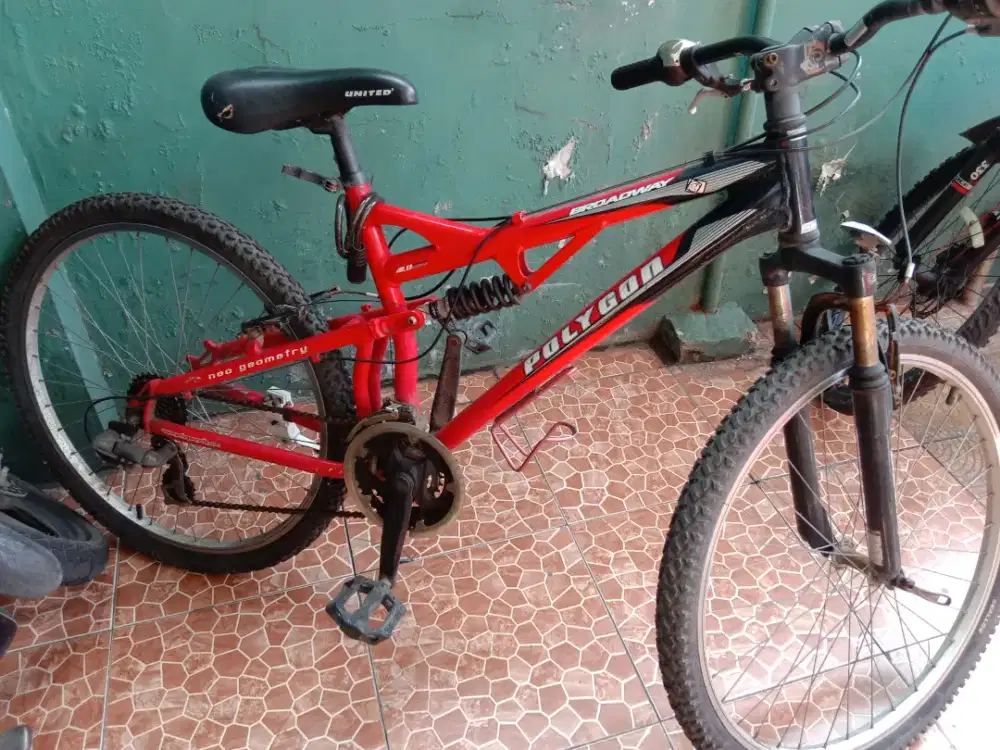 Polygon Broadway merah