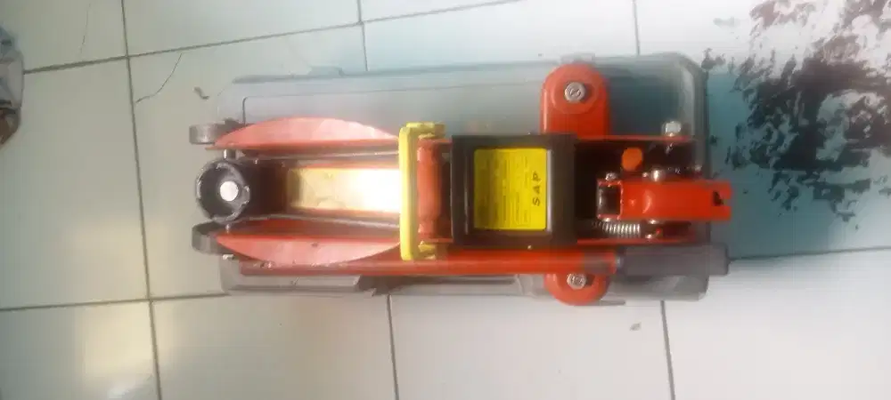 Dongkrak mobil  buaya