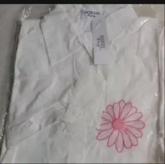 Kemeja off white katun poplin.