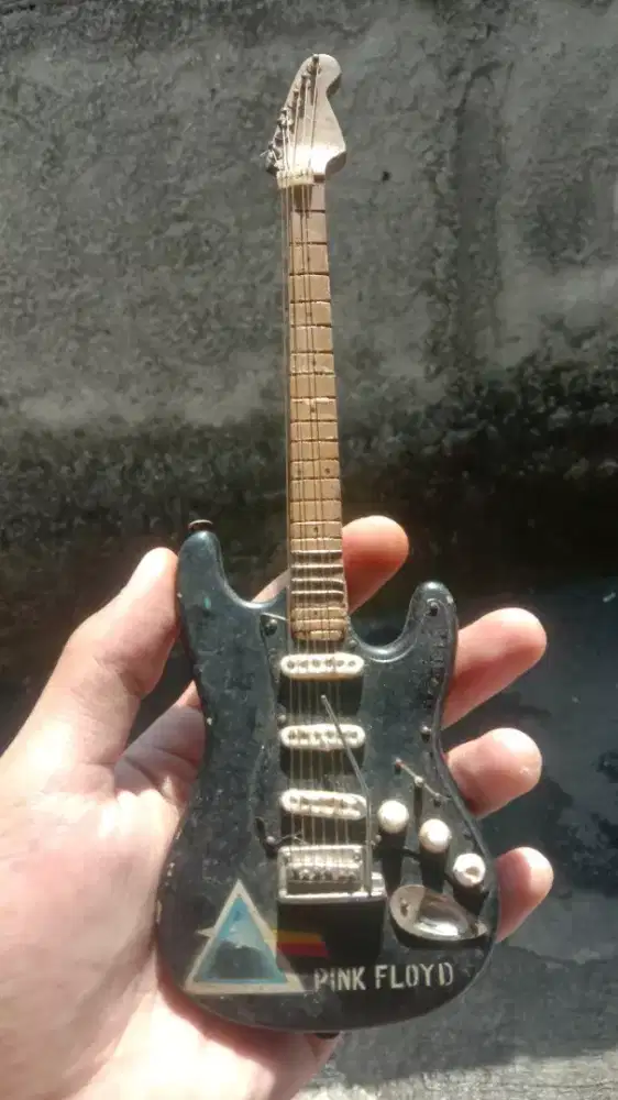 Pajangan Guitar Pink Floyd