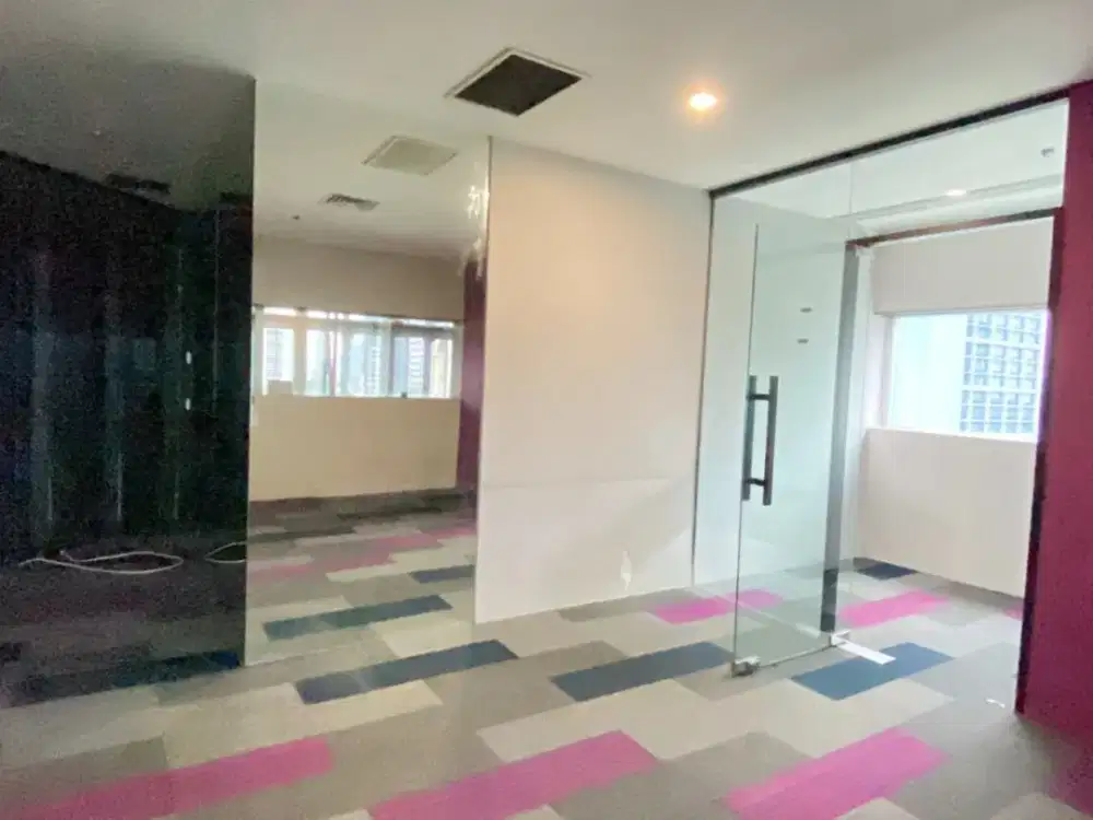 SEWA KANTOR DI JAKARTA SELATAN SUDIRMAN  375M2 PARTISI 135K NEGO