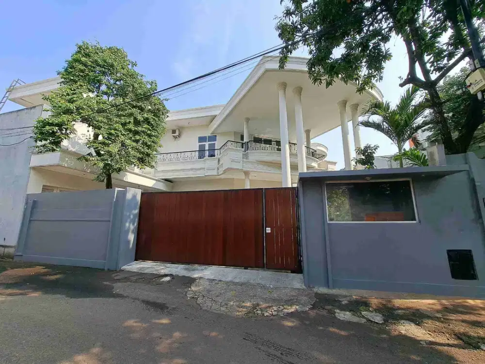 Disewakan Rumah Hoek Besar, Nyaman Asri Jeruk Purut Kemang