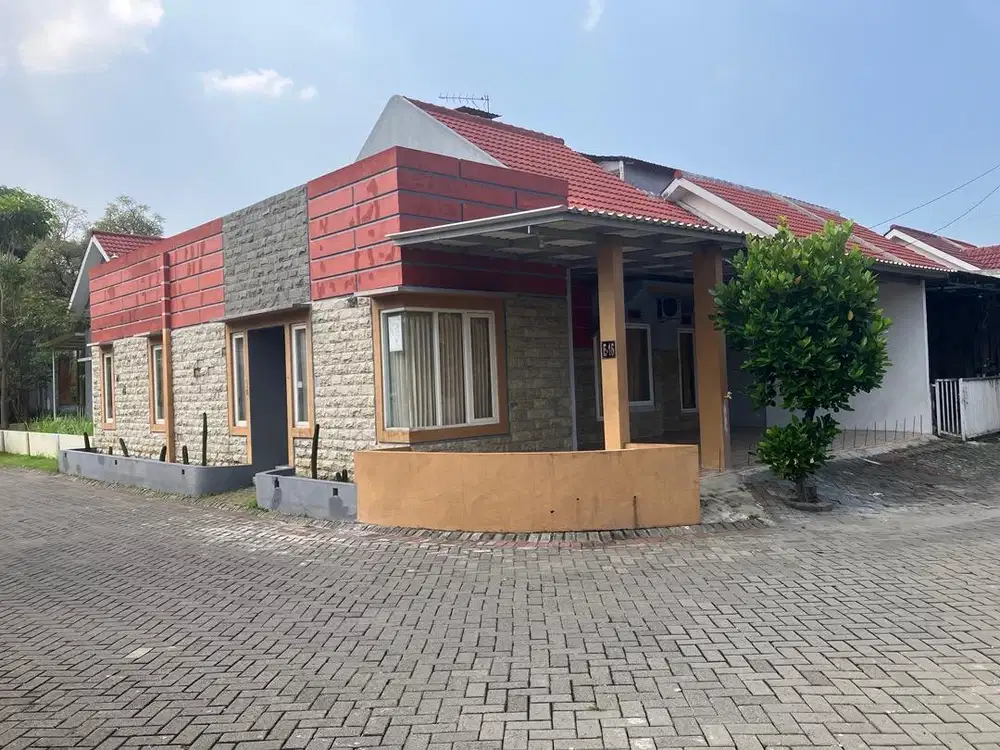 Rumah hook pojok Hadap selatan