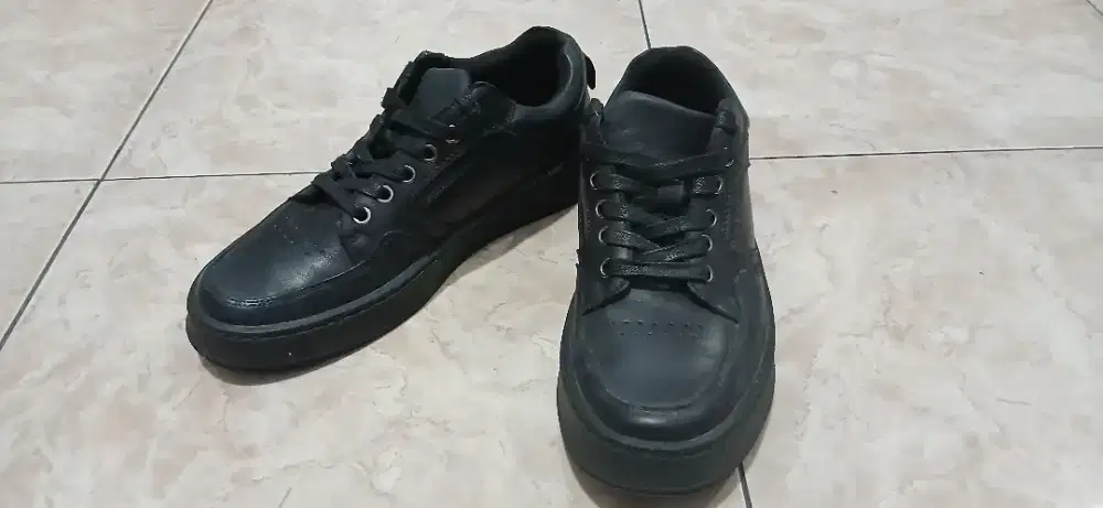 Sepatu Hitam Jim joker