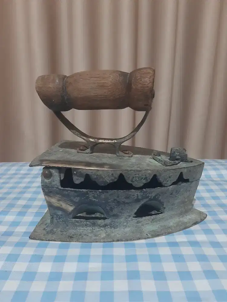 Setrika arang jadul bahan kuningan