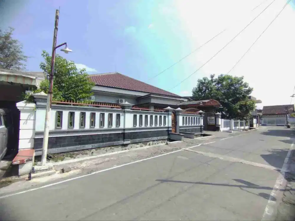 rumah bagus furnish dekat de tjolomadu hanya 150m ke jl Adi Sucipto
