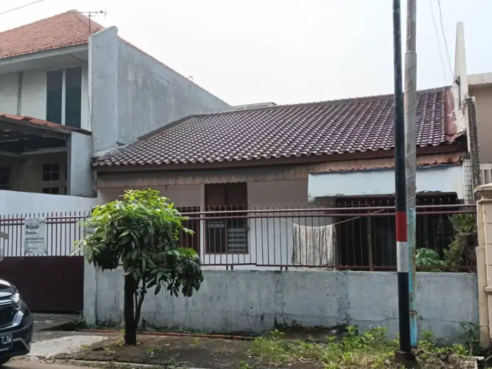 Rumah standard kayu putih dengan jalan besar dan bebas banjir
