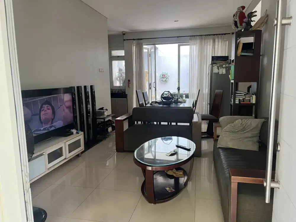 Dijual Rumah 2 lantai ( semi Furnished) di Boulevard  Citra Gran