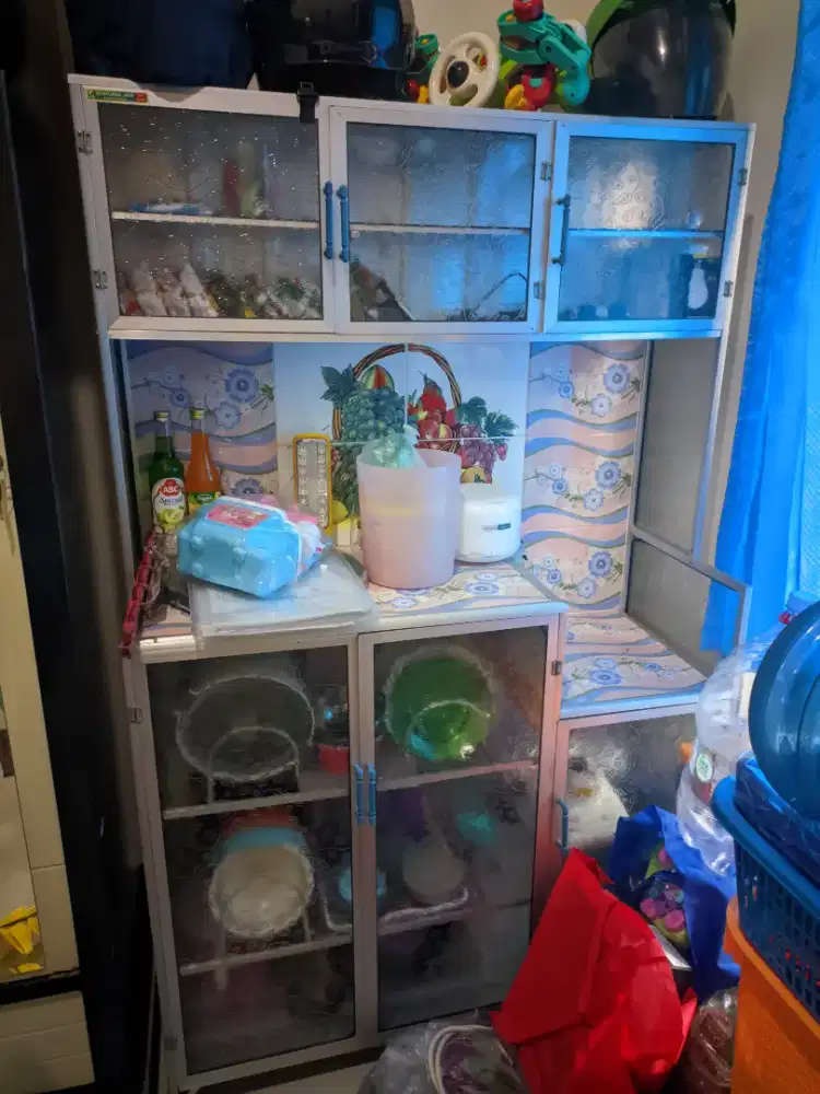 Lemari piring dan gelas