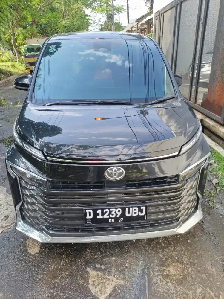 Toyota Voxy 2022 Hitam