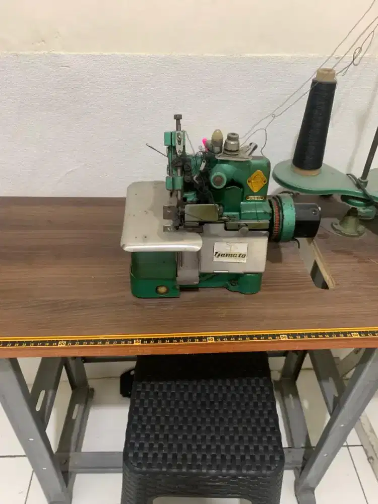 Mesin Obras Yamato lengkap dengan Meja dan tempat benang