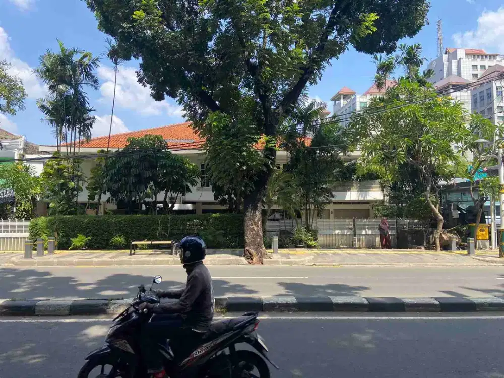 RUMAH USAHA DI JALAN WIJAYA DEKAT SENOPATI

Luas tanah: 683m2
Luas bangunan:

Tingkat: 3 tingkat (ada basement)

Kamar tidur: 4
Kamar mandi: 3
KTP: 4
KMP: 2
Garasi: 2 mbl
Carport: 7 Mbl 
Hadap: Barat
SHM: 

Harga turun menjadi 42 m negoo sampai deal