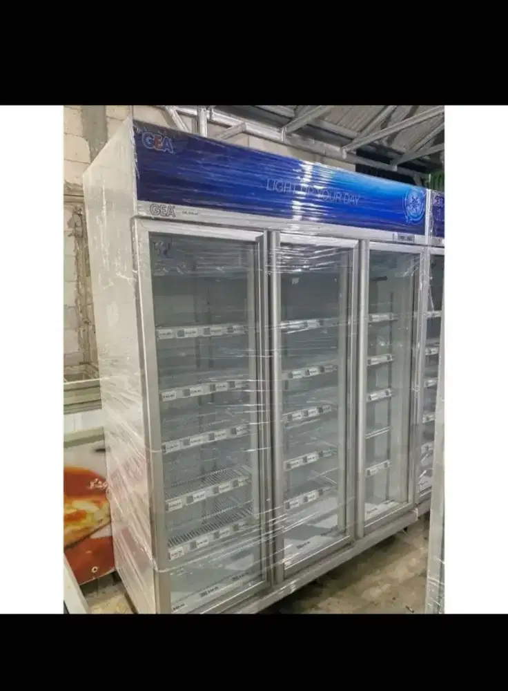 Showcase gea 3 pintu expo 1500