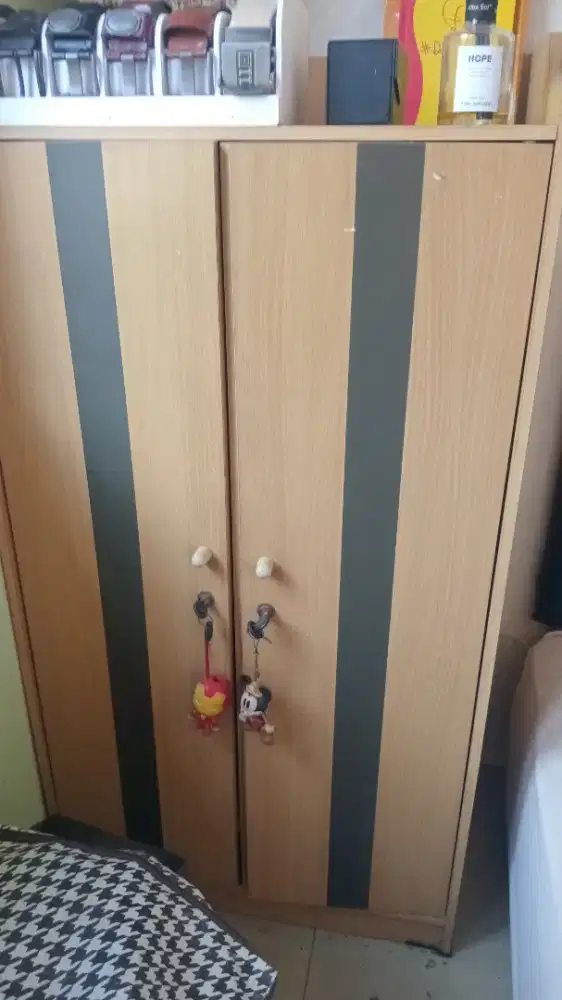 Lemari pakaian kayu