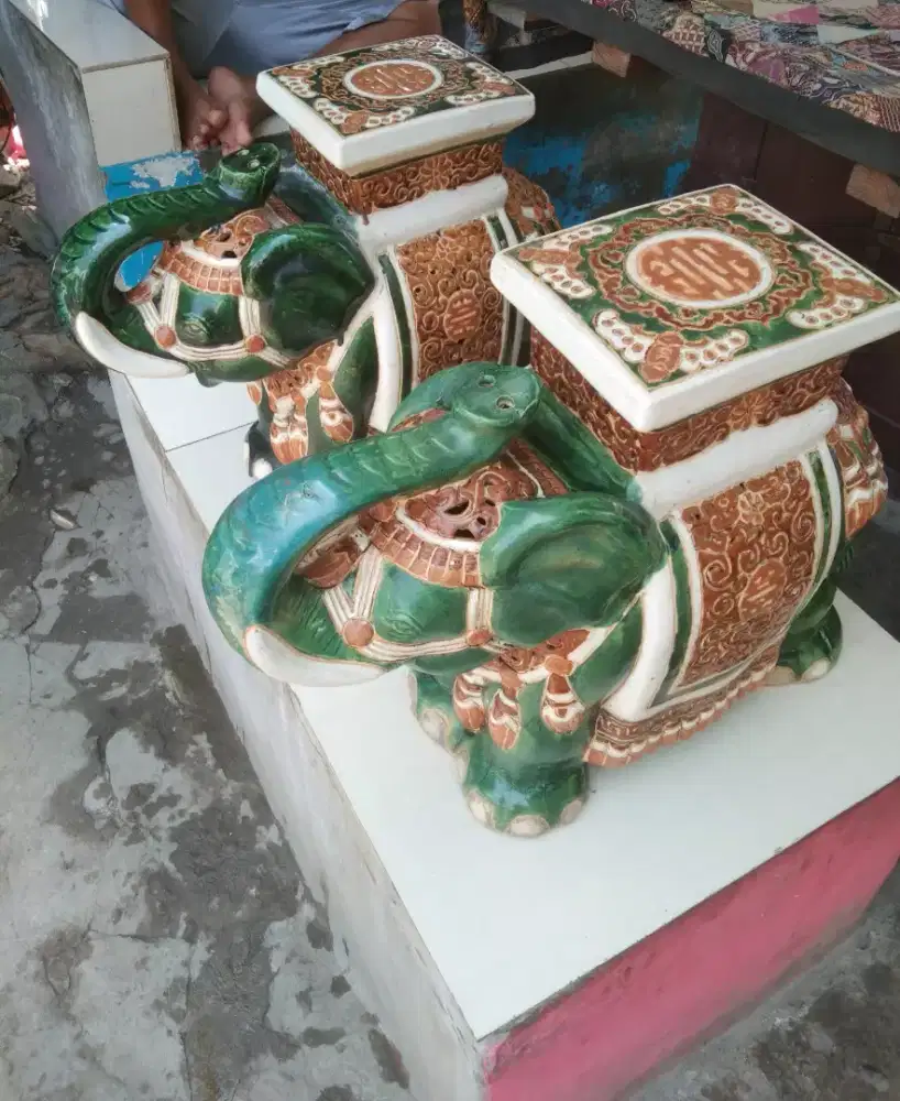 Sepasang Patung Gajah keramik