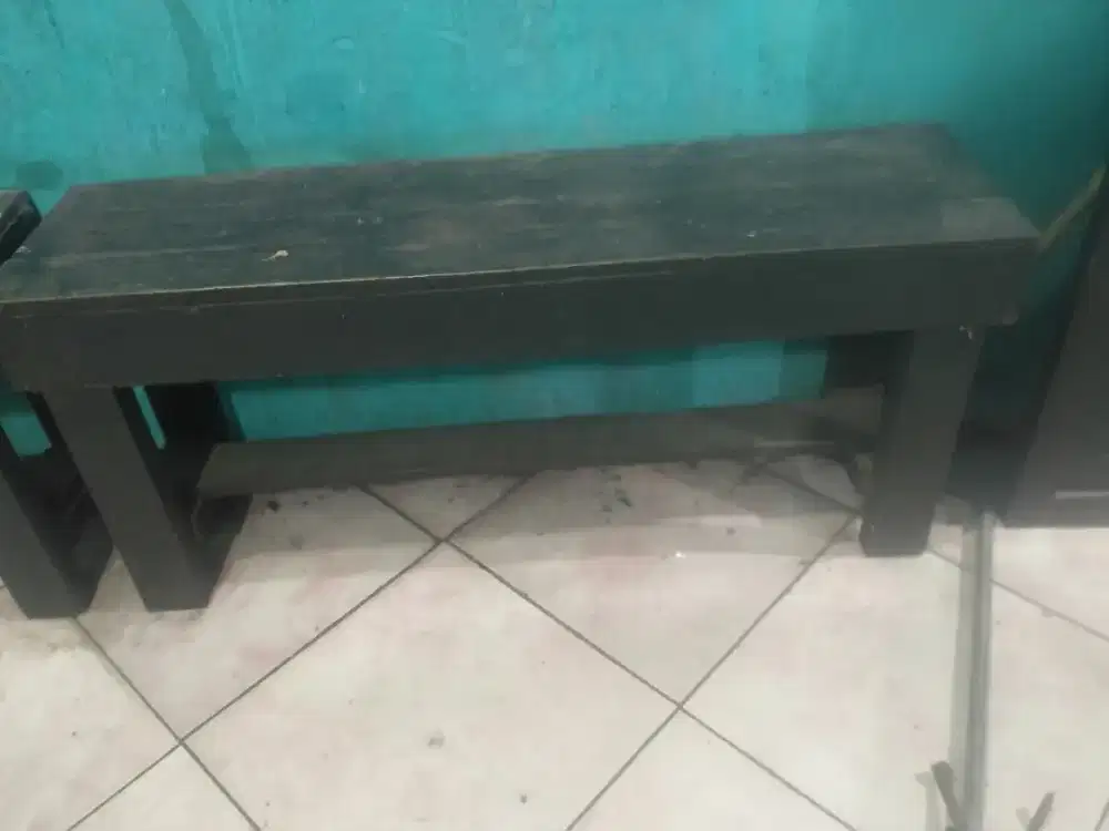 Kursi panjang bekas rumah makan