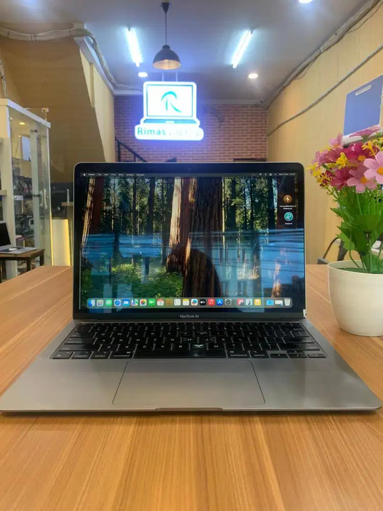 MACBOOK AIR I5 RAM 8GB SSD 256GB INTEL IRIS PLUS GRAPHIC BEKAS SECOND