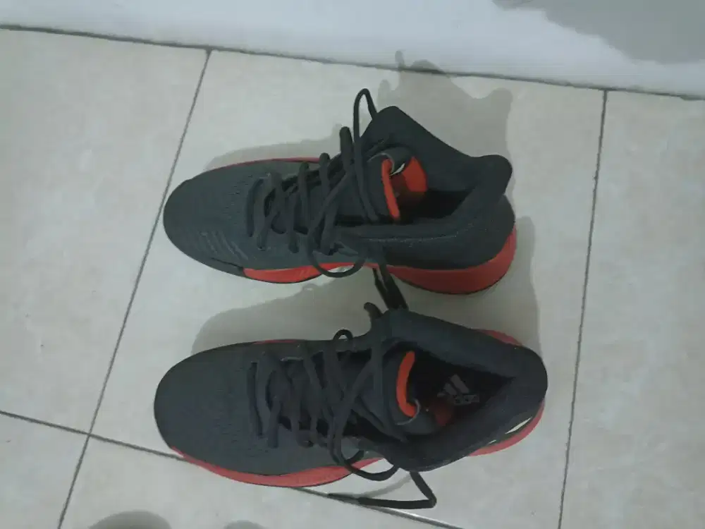 Dijual Sepatu Adidas Ukuran 43, bisa COD daerah Cikarang dan Bekasi.