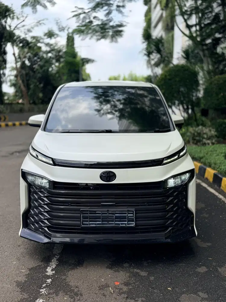 Toyota Voxy 2.0 TSS 2022 Camera360 Low KM Putih Metalik Full FFP Matte