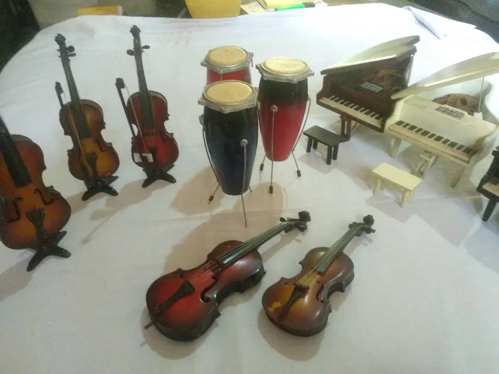 Pajangan Miniatur Alat Musik Tradisional Gitar Drum Viola