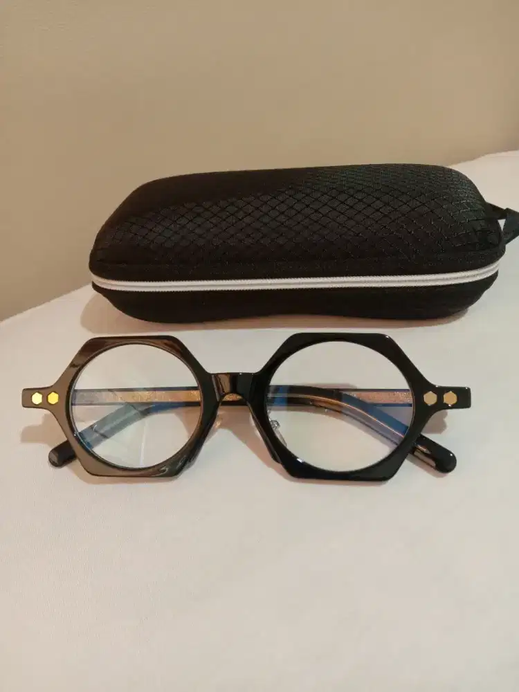 Kacamata Gentle Monster (unisex).