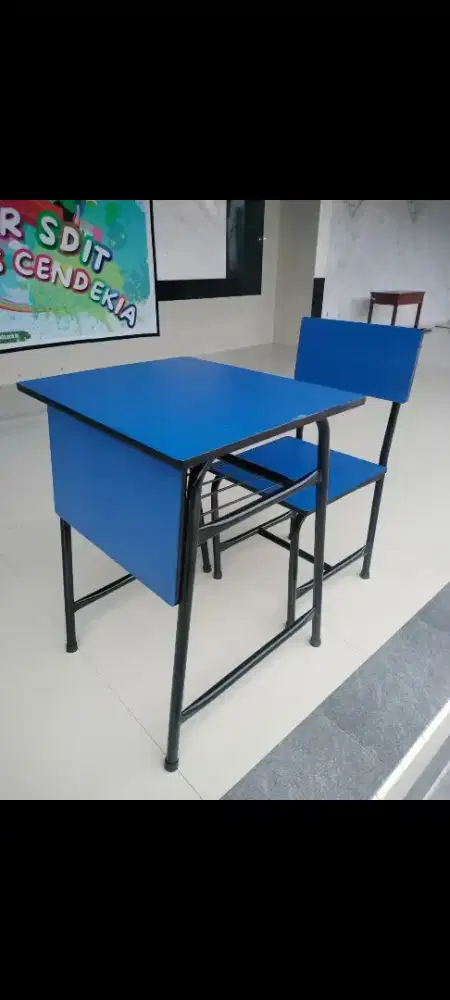 Meja belajar sekolah