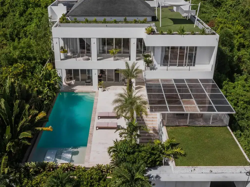 Freehold - Luxurious 4-Bedroom Villa in Ungasan: Modern Elegance