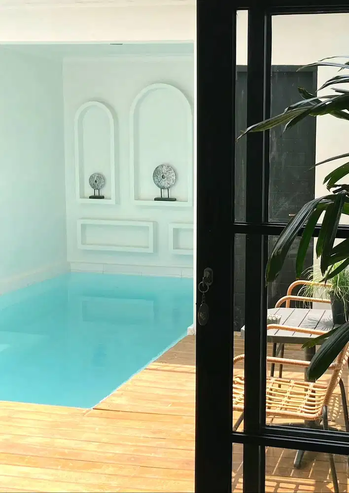 Villa Estetik dengan Kolam Renang dekat Jalan Damai