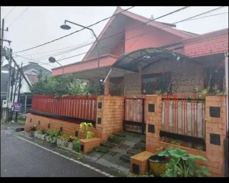 Dijual Cepat Rumah 3 lantai siap huni di tengah Kota Malang