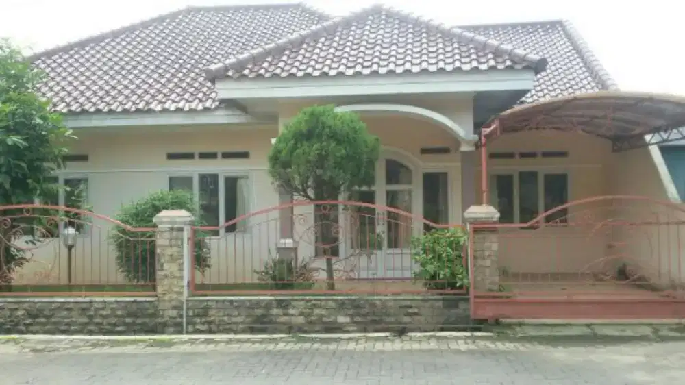 Rumah luas & strategis, cocok untuk hunian, usaha, klinik