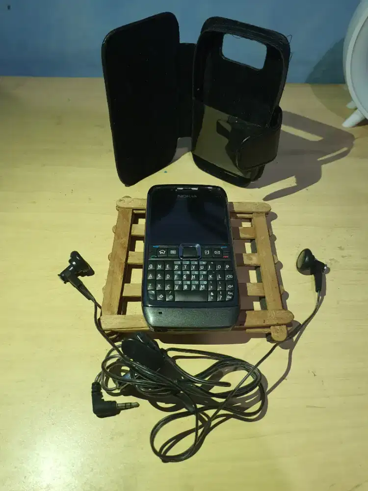 Nokia E71 warna abu-abu