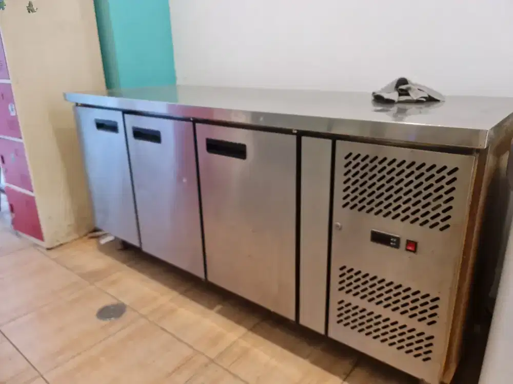 Under Counter Chiller 3 pintu Kondisi Bagus, Dingin & Berfungsi Normal