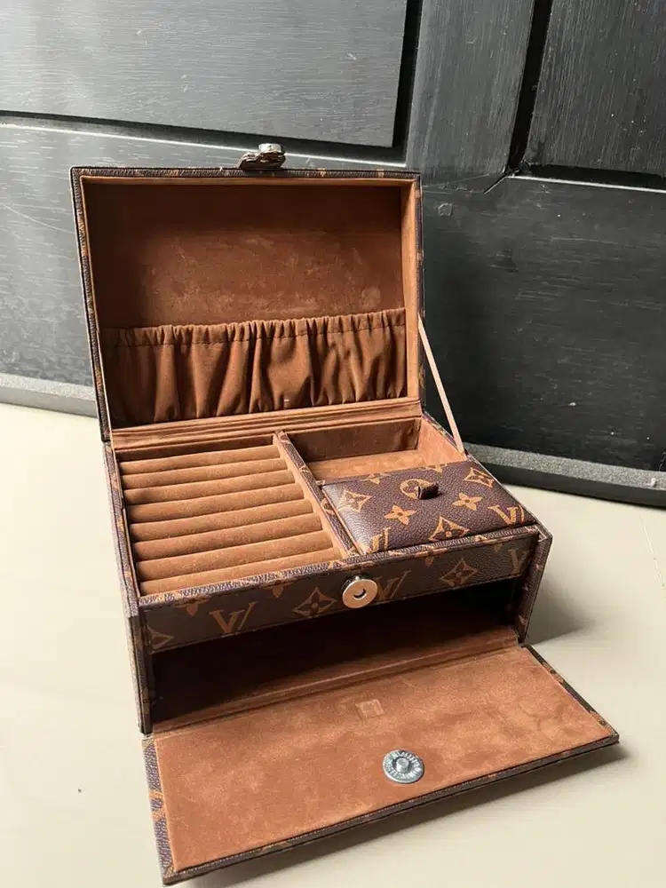Tempat perhiasan LV