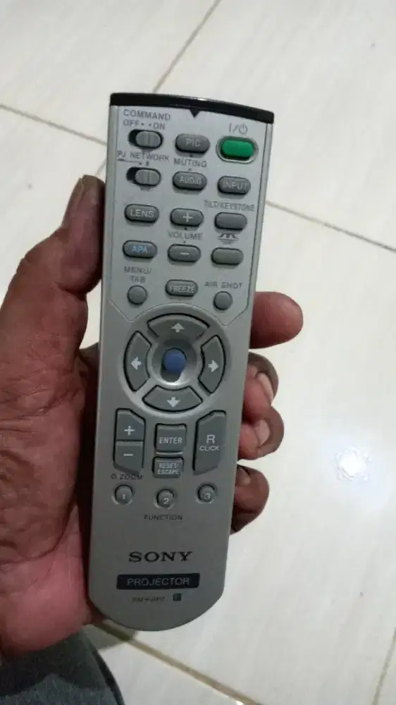 Remote proyektor Sony mungkin ada yang butuh masih mulus seperti baru