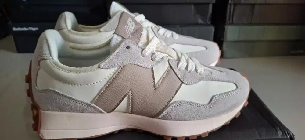 Sepatu NB 327 size 42