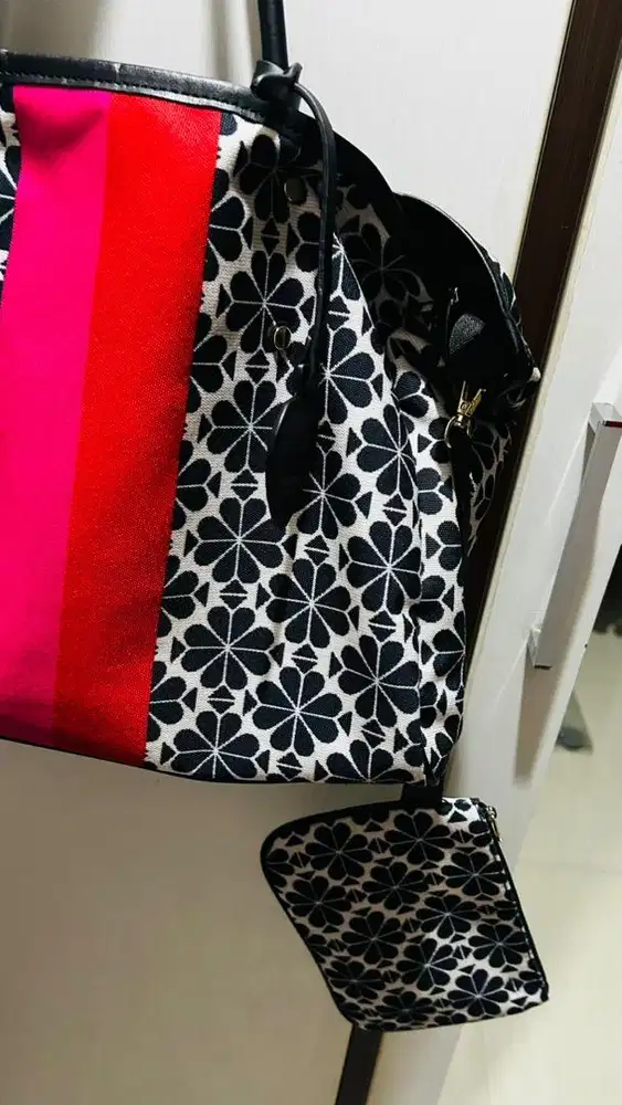 Totebag bermerk Bunga Hitam