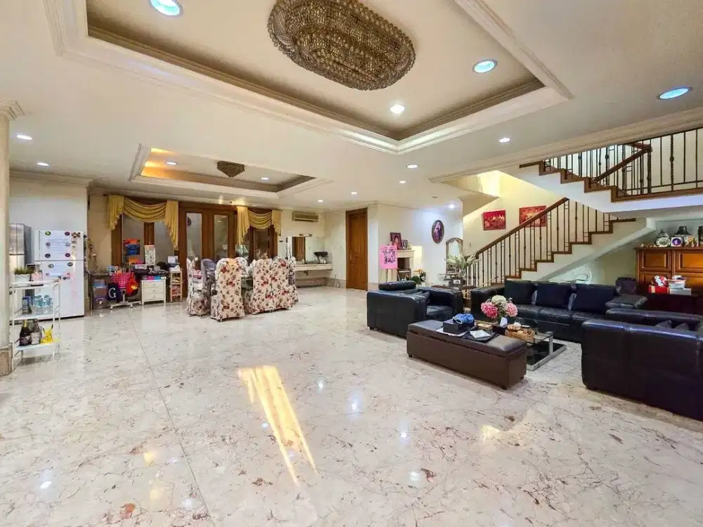 Rumah Mewah Hook Puri Indah 25x30 SHM Semi Furnished Full Marmer