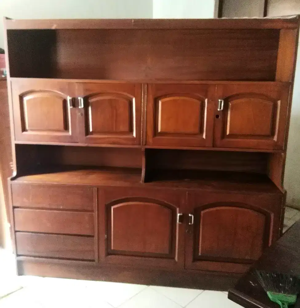 Lemari Pajangan Besar Kayu Solid Antik Jadul Bekas