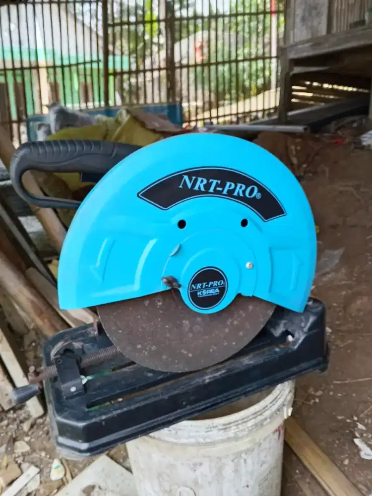 Peralatan pertukangan